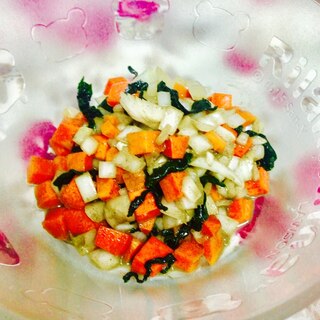 コロコロ野菜とわかめの黒ごまサラダ